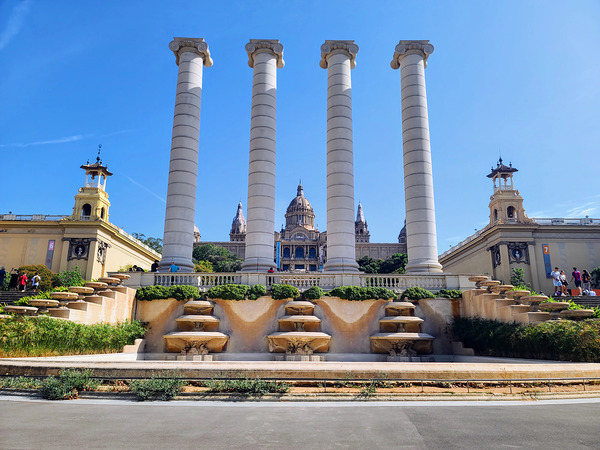 Vertical Dreams: Barcelona’s Guardians of History Téléchargement Numérique